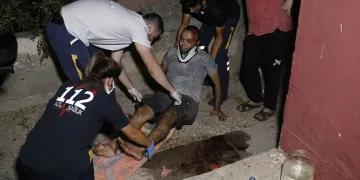 Hırsızlık için çıktığı evin damından düştü