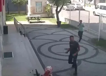 Boşanma aşamasındaki kadına demirle saldırdı