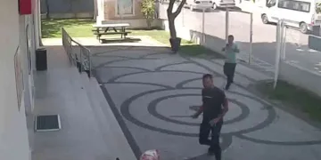 Boşanma aşamasındaki kadına demirle saldırdı