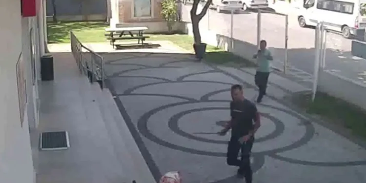 Boşanma aşamasındaki kadına demirle saldırdı