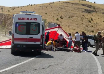 Yere çakılan iki paraşütçü hayatını kaybetti