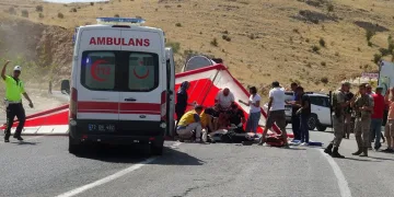 Yere çakılan iki paraşütçü hayatını kaybetti