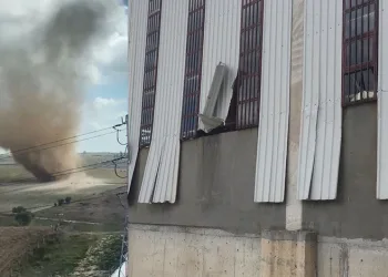 Tekirdağ’da hortum fabrikanın panellerini uçurdu