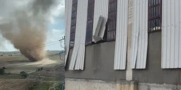 Tekirdağ’da hortum fabrikanın panellerini uçurdu