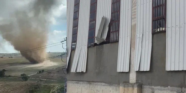 Tekirdağ’da hortum fabrikanın panellerini uçurdu