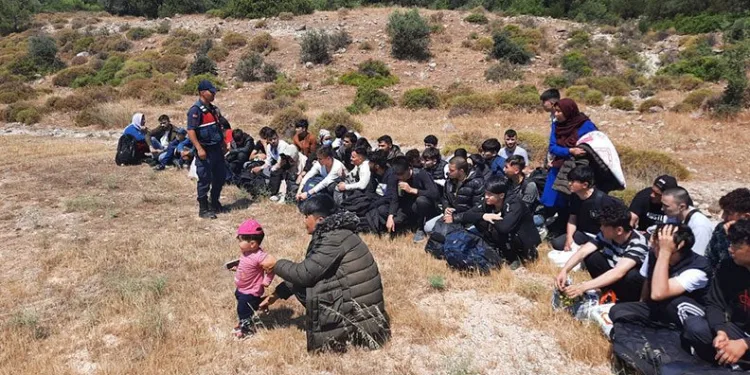 İzmir’de 156 düzensiz göçmen yakalandı