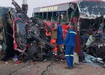 Otobüs kamyonla çarpıştı: 5 ölü, 54 yaralı