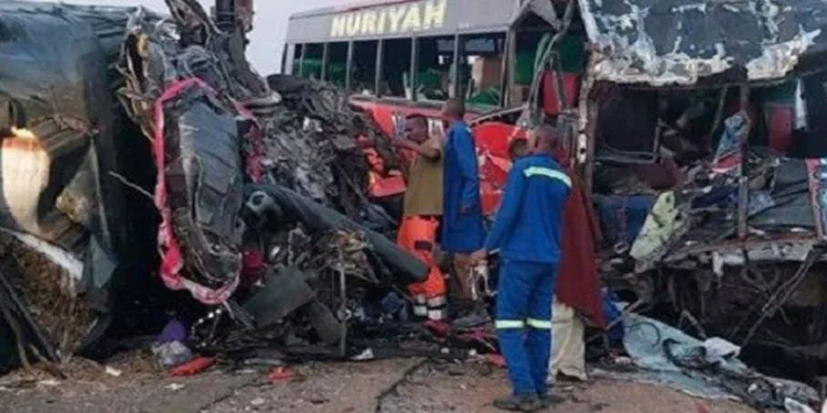 Otobüs kamyonla çarpıştı: 5 ölü, 54 yaralı