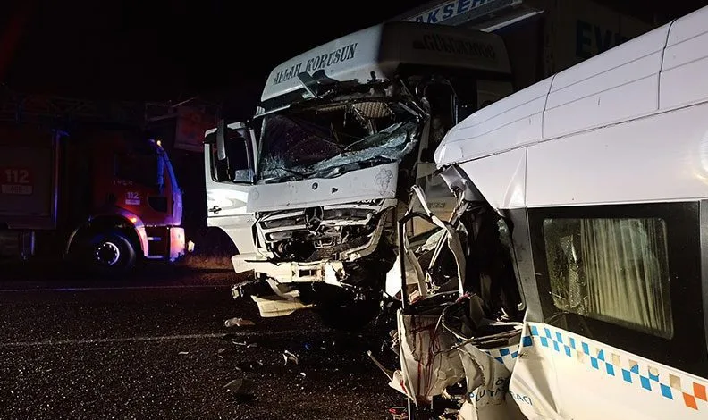 Düğün dönüşü feci kaza: 8 ölü, 9 yaralı