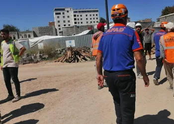 Diyarbakır’da inşaat alanında gezen vatandaş kazaya neden oldu: 2 yaralı