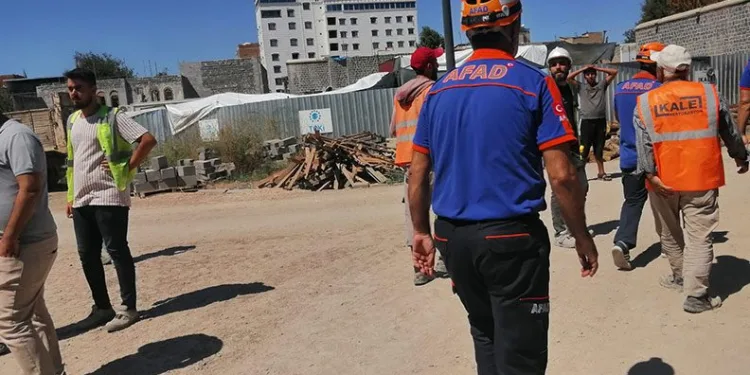 Diyarbakır’da inşaat alanında gezen vatandaş kazaya neden oldu: 2 yaralı