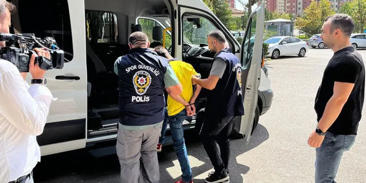 Beşiktaşlı futbolculara saldıran şahıs serbest bırakıldı