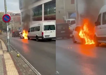 Bursa’da park halindeki 2 otomobil alev alev yandı