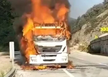 Bursa’da seyir halindeki TIR alev alev yandı