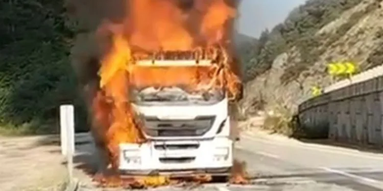 Bursa’da seyir halindeki TIR alev alev yandı