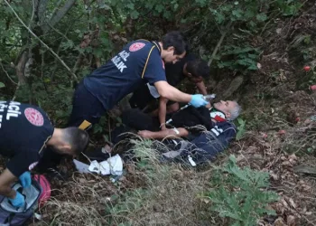 Bursa’da ağaca takılan paraşütçülere kurtarma operasyonu