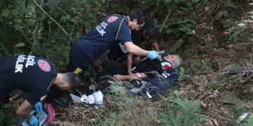 Bursa’da ağaca takılan paraşütçülere kurtarma operasyonu
