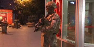 Hastane önünde silahlı saldırı: 1 ölü, 2 yaralı
