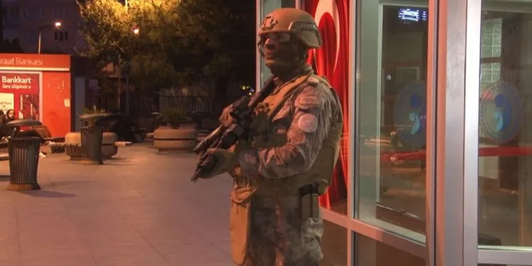 Hastane önünde silahlı saldırı: 1 ölü, 2 yaralı
