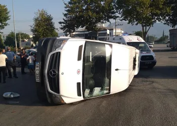 Bursa’da işçi servisi ile otomobil çarpıştı: 4 yaralı