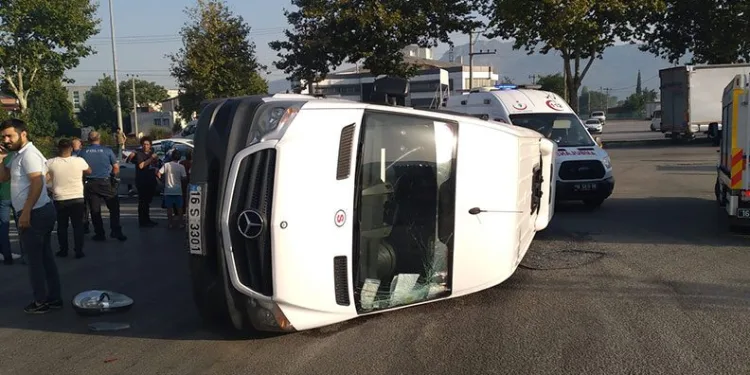 Bursa’da işçi servisi ile otomobil çarpıştı: 4 yaralı