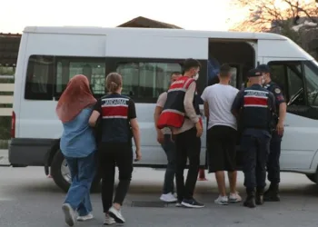 İzmir’de Yunanistan’a kaçmaya çalışan 2 FETÖ şüphelisi tutuklandı
