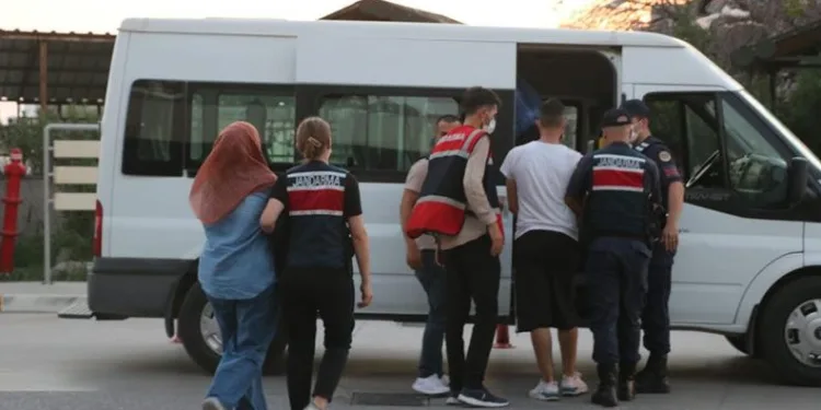 İzmir’de Yunanistan’a kaçmaya çalışan 2 FETÖ şüphelisi tutuklandı