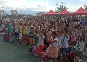 Bursa’da minikler okula dans ederek başladı