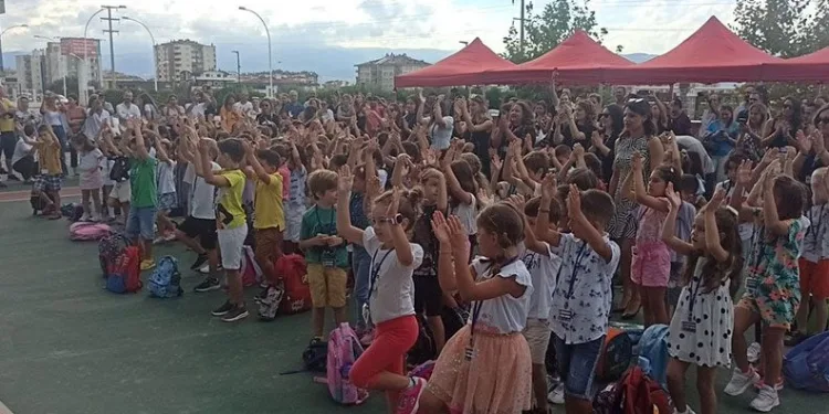 Bursa’da minikler okula dans ederek başladı