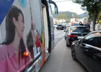 Bursa’da tramvay yoluna park edilen araç isyan ettirdi