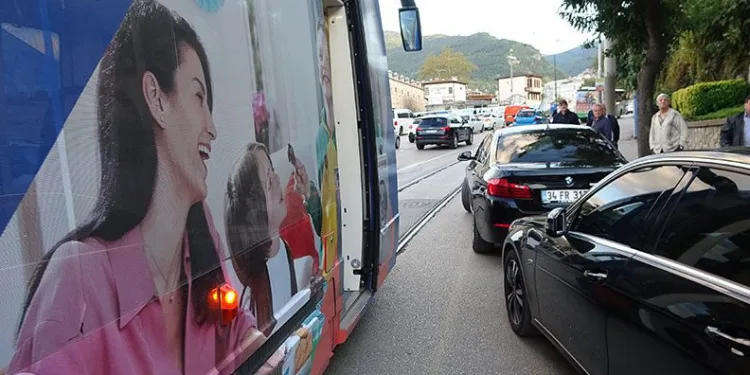 Bursa’da tramvay yoluna park edilen araç isyan ettirdi