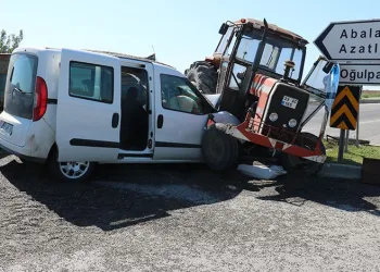 Edirne’de traktörle, hafif ticari araç çarpıştı: 3 yaralı