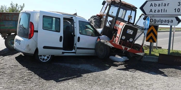 Edirne’de traktörle, hafif ticari araç çarpıştı: 3 yaralı