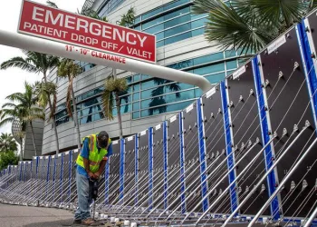 Florida’da kasırga elektriksiz bıraktı