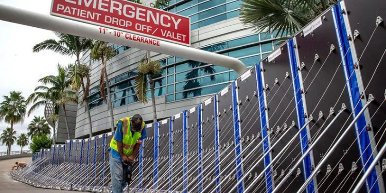 Florida’da kasırga elektriksiz bıraktı