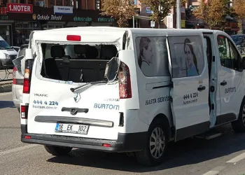Bursa’da tur minibüsü hasta nakil aracına çarptı