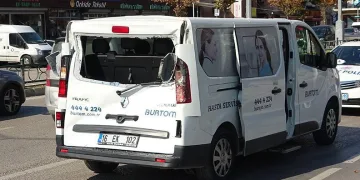 Bursa’da tur minibüsü hasta nakil aracına çarptı