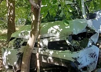 Kontrolden çıkan otomobil öğrencilerin arasına daldı