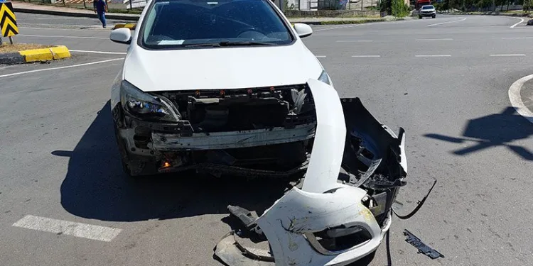 Samsun’da otomobil ticari taksiyle çarpıştı: 1 yaralı