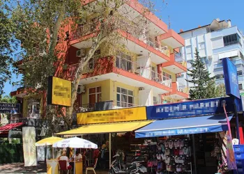Balkondan marketin içine düştü