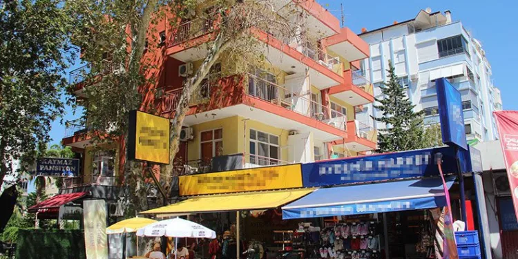 Balkondan marketin içine düştü