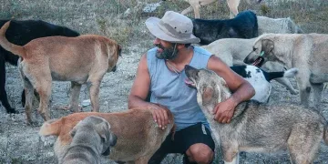 Bursalı hayvansever yüzlerce köpeği besliyor