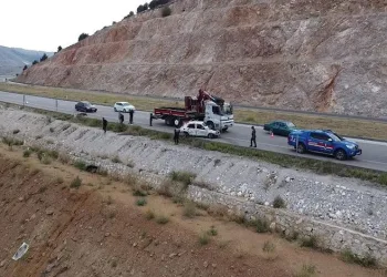 Şarampole devrilen otomobilde 2 kişi hayatını kaybetti
