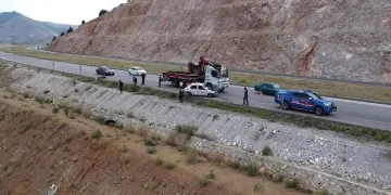 Şarampole devrilen otomobilde 2 kişi hayatını kaybetti