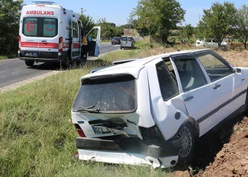 Edirne’de 2 otomobilin çarpışması sonucu 4 kişi yaralandı