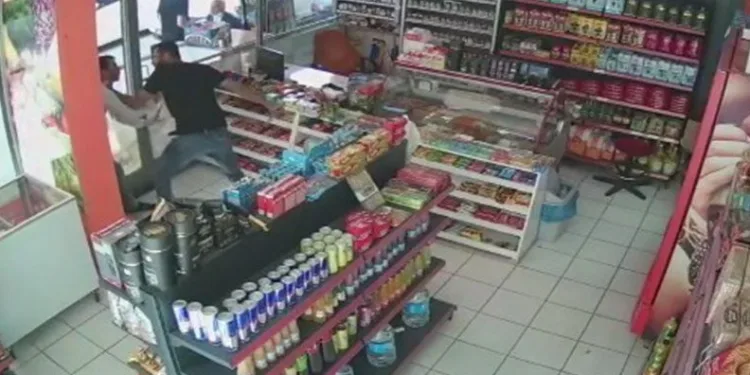 Müşterilerin korkulu rüyası marketçi, hastaneye yatırıldı