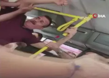 Otobüste ayağına basan yolcuya bıçakla saldırdı