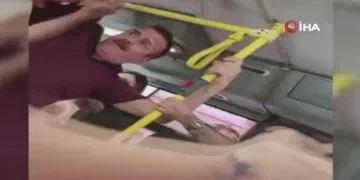 Otobüste ayağına basan yolcuya bıçakla saldırdı