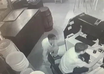 4 ayrı iş yerini 8 bin TL zarara uğrattılar