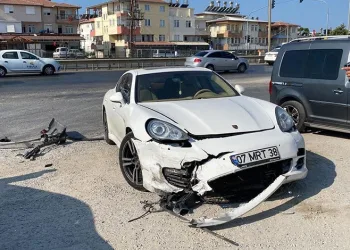 Antalya’daki kazada sürücü ölümden döndü